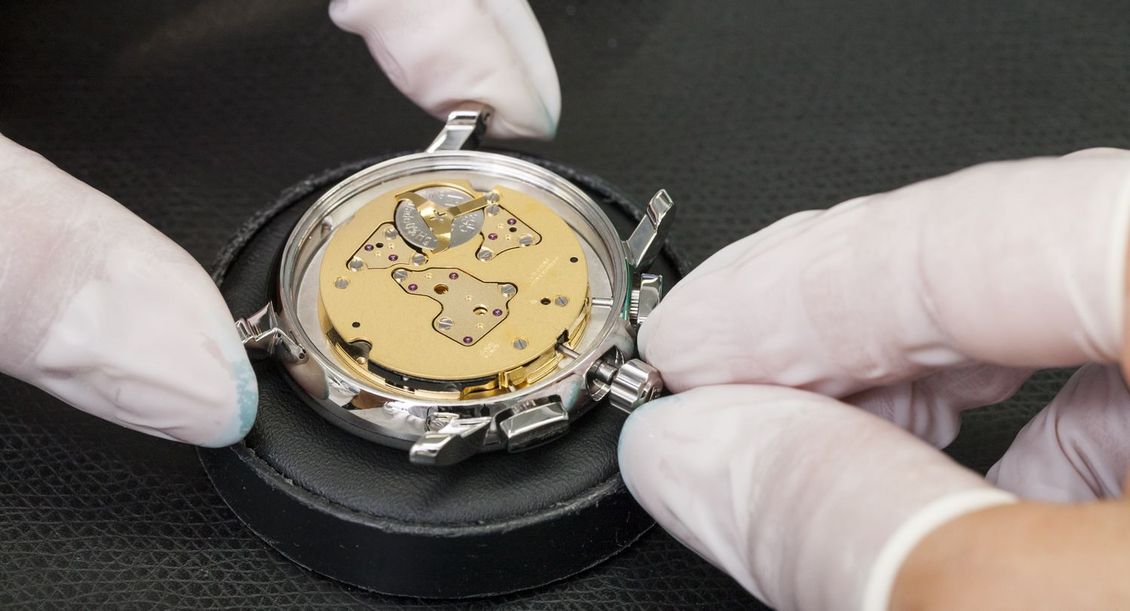 Casing & closing the case back of the watch