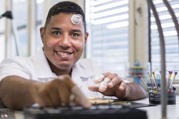 Julio Ramirez coordinates the movement repairs and supports watch manufacturers in the T2 field.
