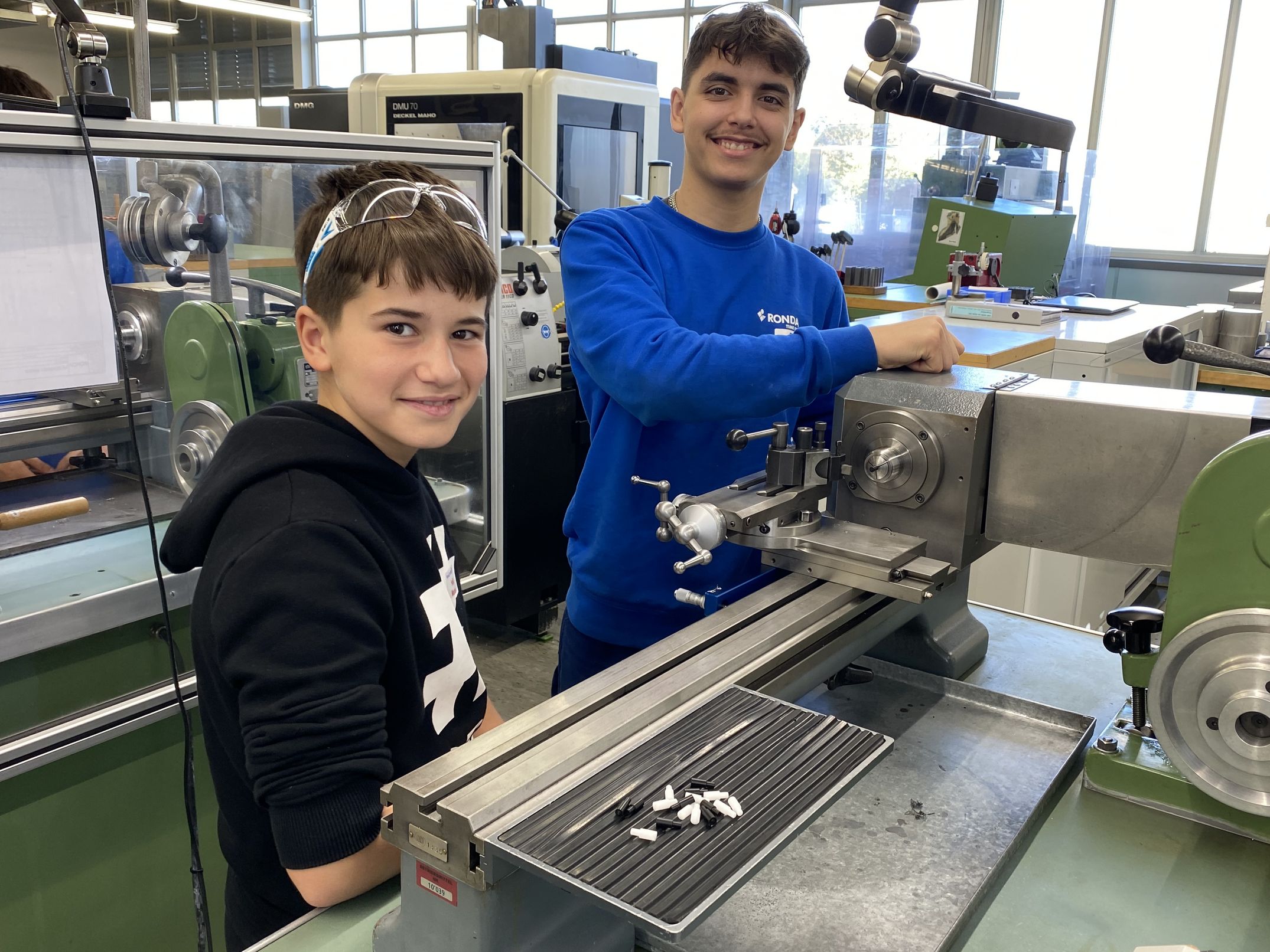 Lernende Polymechaniker helfen mit bei Zukunftstag