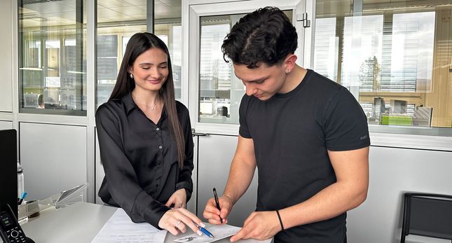 Kaufmänner und Kauffrauen gehen mit der Zeit, erledigen administrative Arbeiten in innerbetrieblichen Sachgebieten und Organisationsformen und kommunizieren in einem vernetzten Arbeitsumfeld.