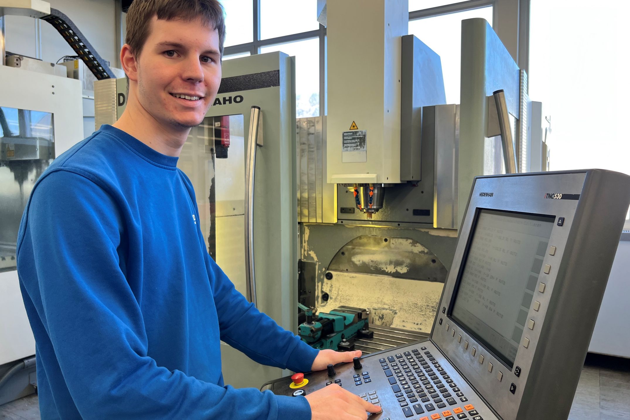 Mit Motivation bei der Arbeit: unser Lernender Polymechaniker im letzten Ausbildungsjahr