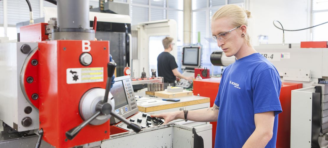 Lehrstelle als Produktionsmechaniker bei der Ronda AG