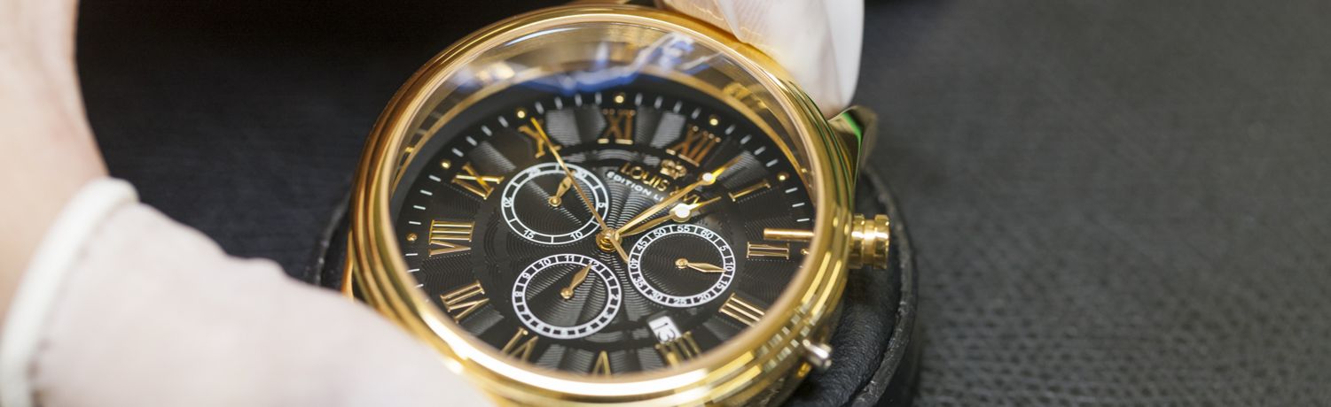 Eine Schweizer Uhr wird eingeschalt