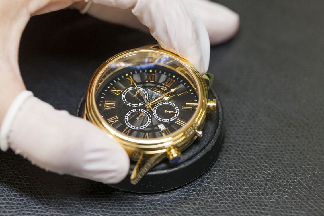 Casing & closing the case back of the watch