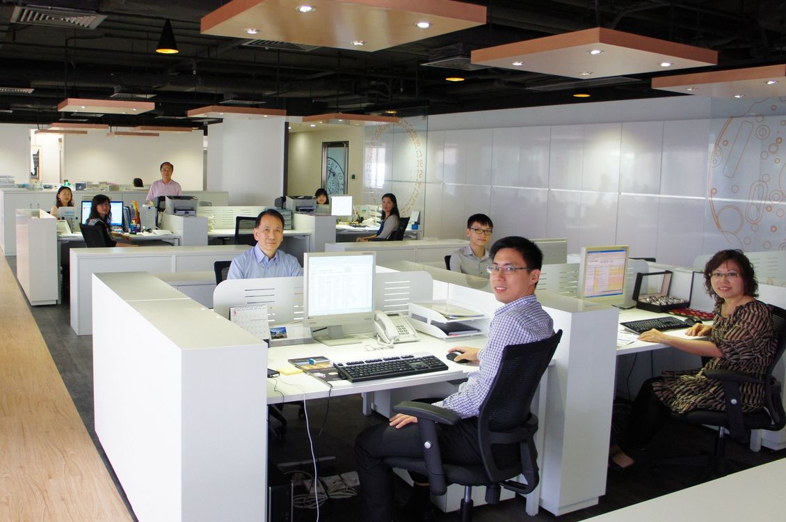 L'équipe de vente expérimentée au bureau à Hong Kong.