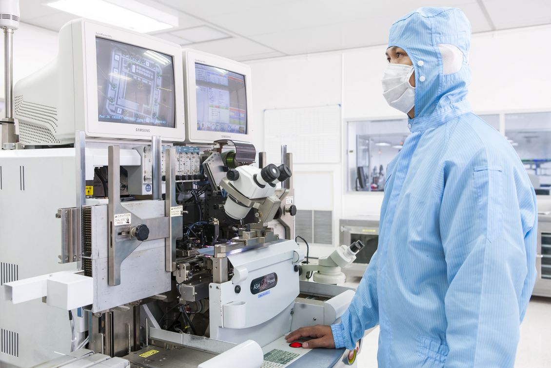 Chip-on-board technology is used in clean rooms, almost under clinical conditions.