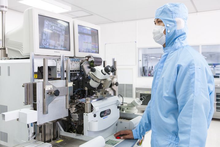 La technologie „chip-on-board" – implantation directe des puces – est utilisée dans les salles blanches, presque dans des conditions cliniques.
