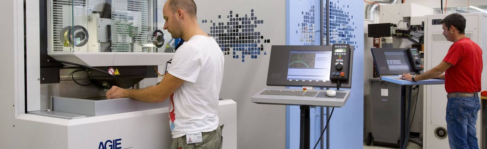 Einblick in die Produktion von Ronda Lausen - mittels Draht- und Funkenerosion werden z.B. Werkzeugkomponenten hergestellt.